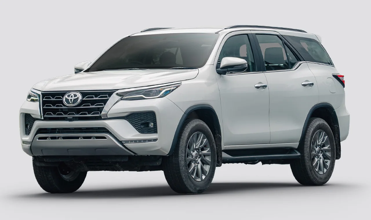 Toyota Fortuner front three-quarter image