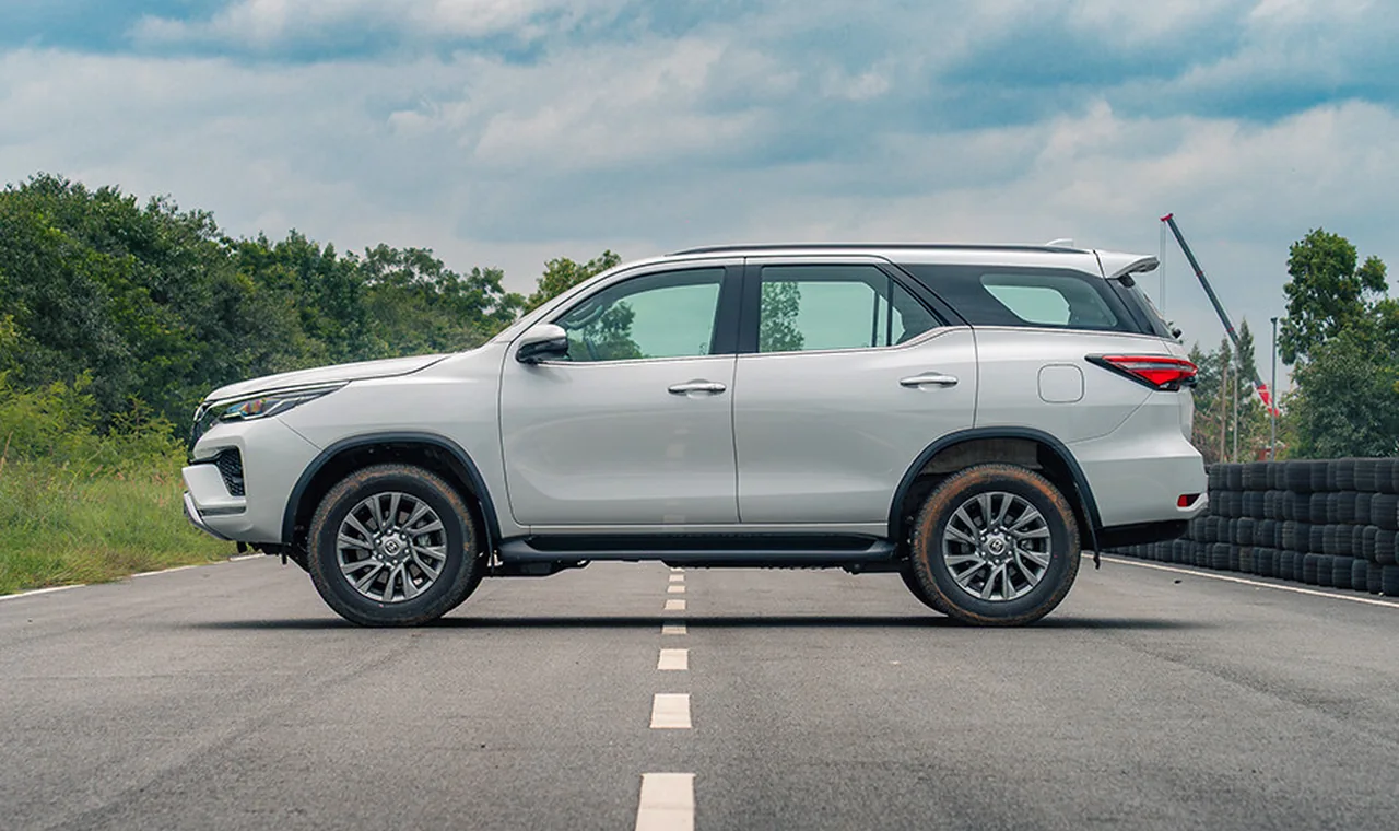 Toyota Fortuner rear three-quarter image
