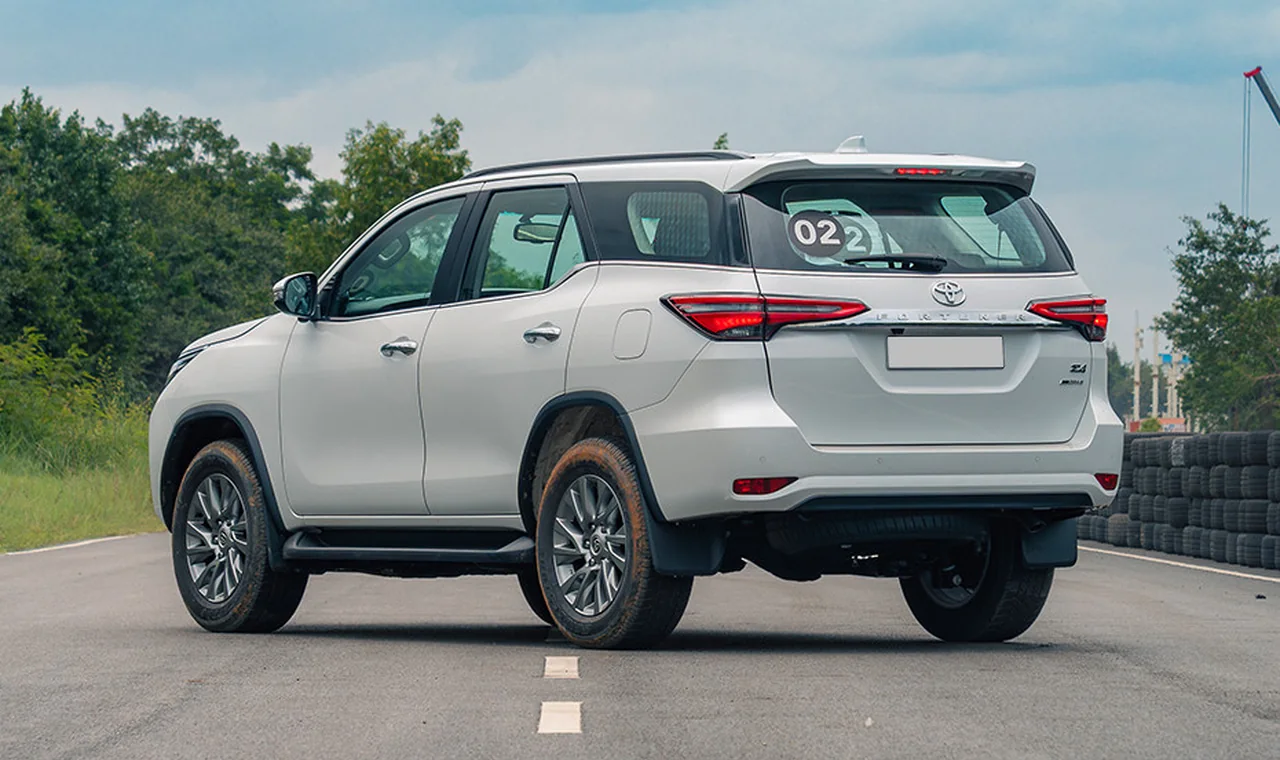 Toyota Fortuner side profile image